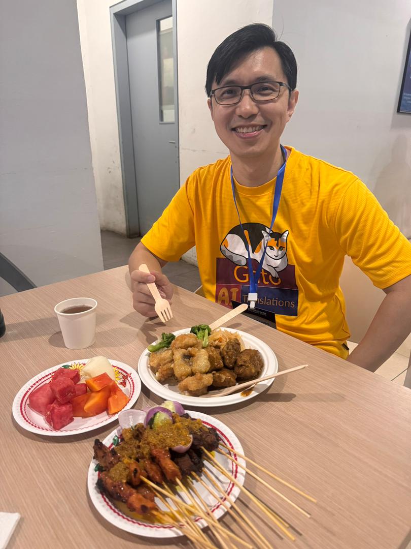 WordCamp Malaysia 2025でサテを楽しむGatoの友人David Wang