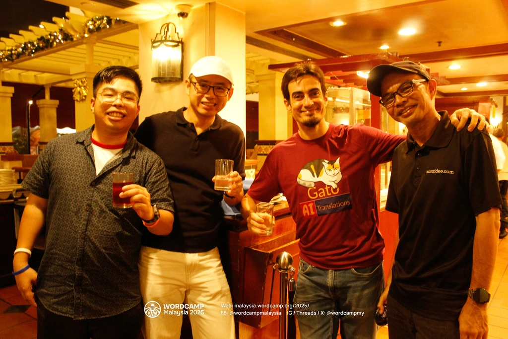 スピーカーパーティーでのLeoとWordCamp MalaysiaオーガナイザーのDee、Ben、YL